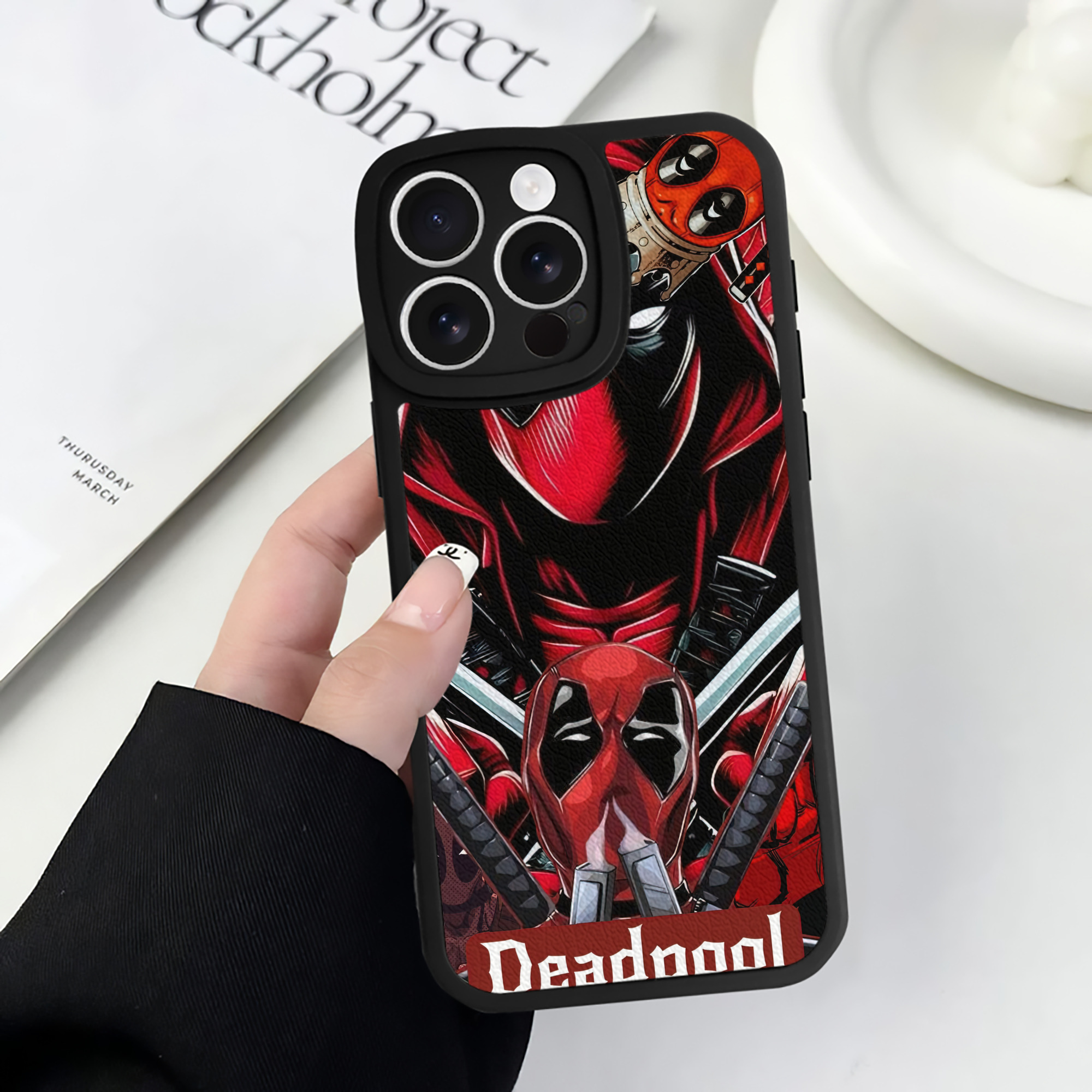 （画像用） Deadpool デッドプール 【iPhone 16シリーズ対応】シリコンスマホケース（レザー調） 材質：シリコン